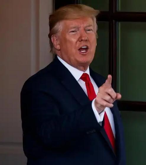 特朗普开窍了，他在接受电视采访时说，我们也要像中国一样着眼于长远，与其想着打败中