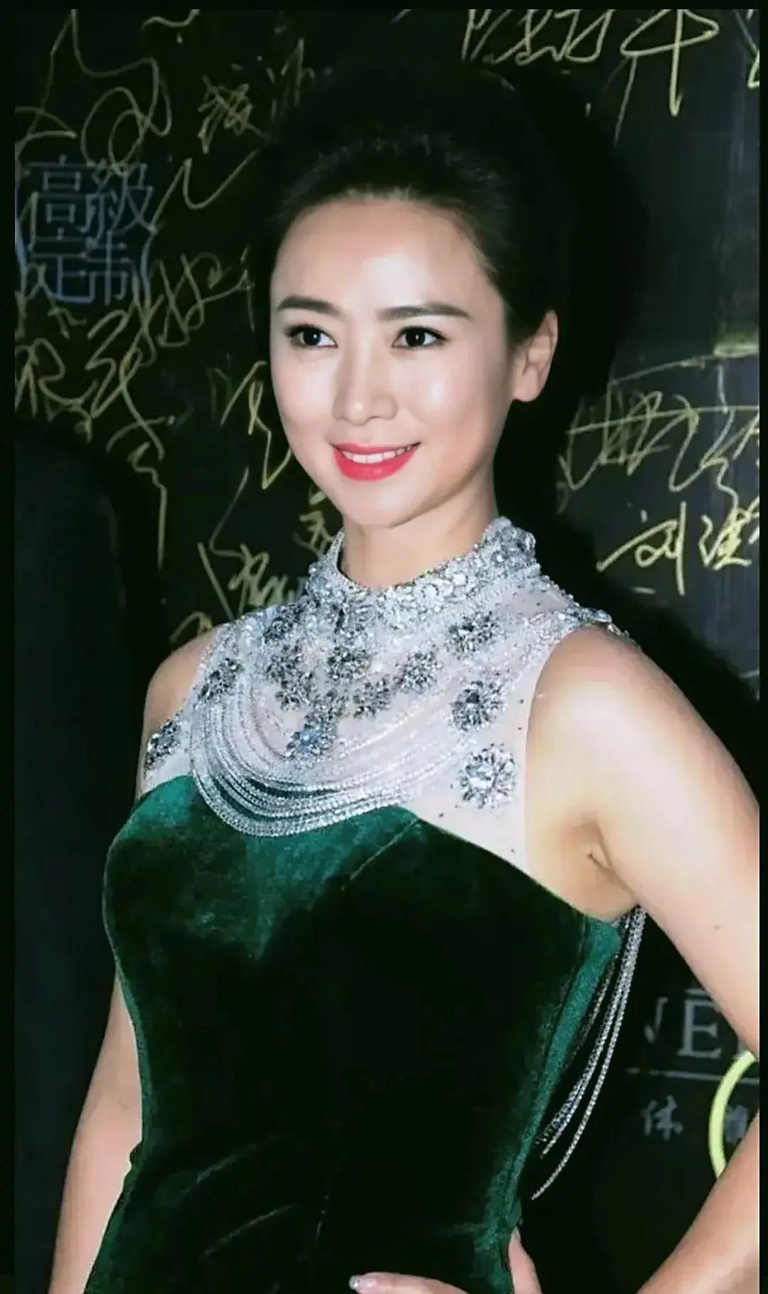 民俗学家感慨不已：“女怕撩，鸡怕撵，狗怕舔，马行无力皆因瘦，人不风流只为贫。男人