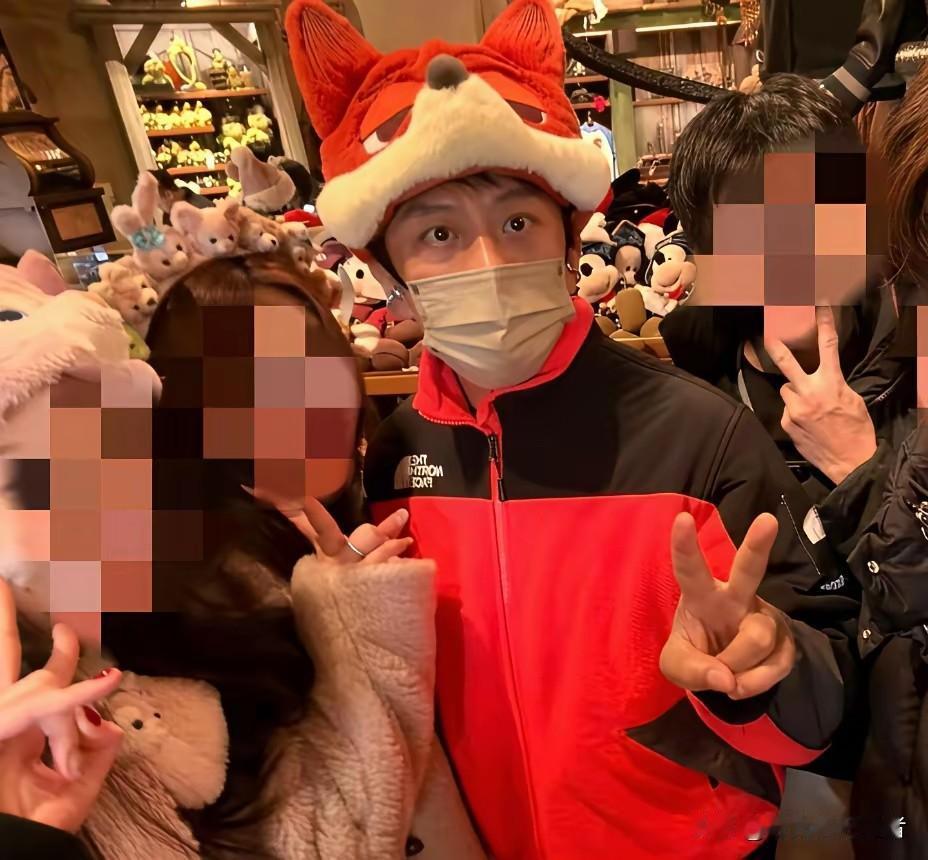 邓超这样的男人打着灯笼都找不到，这不邓超又陪孩子去迪士尼游玩啦，自己也是充满童心