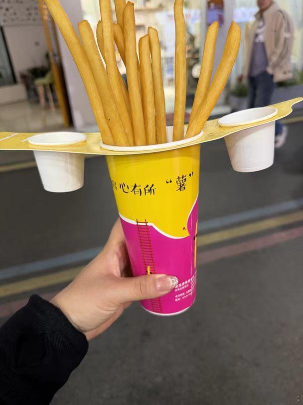给海鸥送超长长长薯条 别人挥荧光棒，这届乐迷直接狂甩大薯条，配合《海鸥》的旋律，