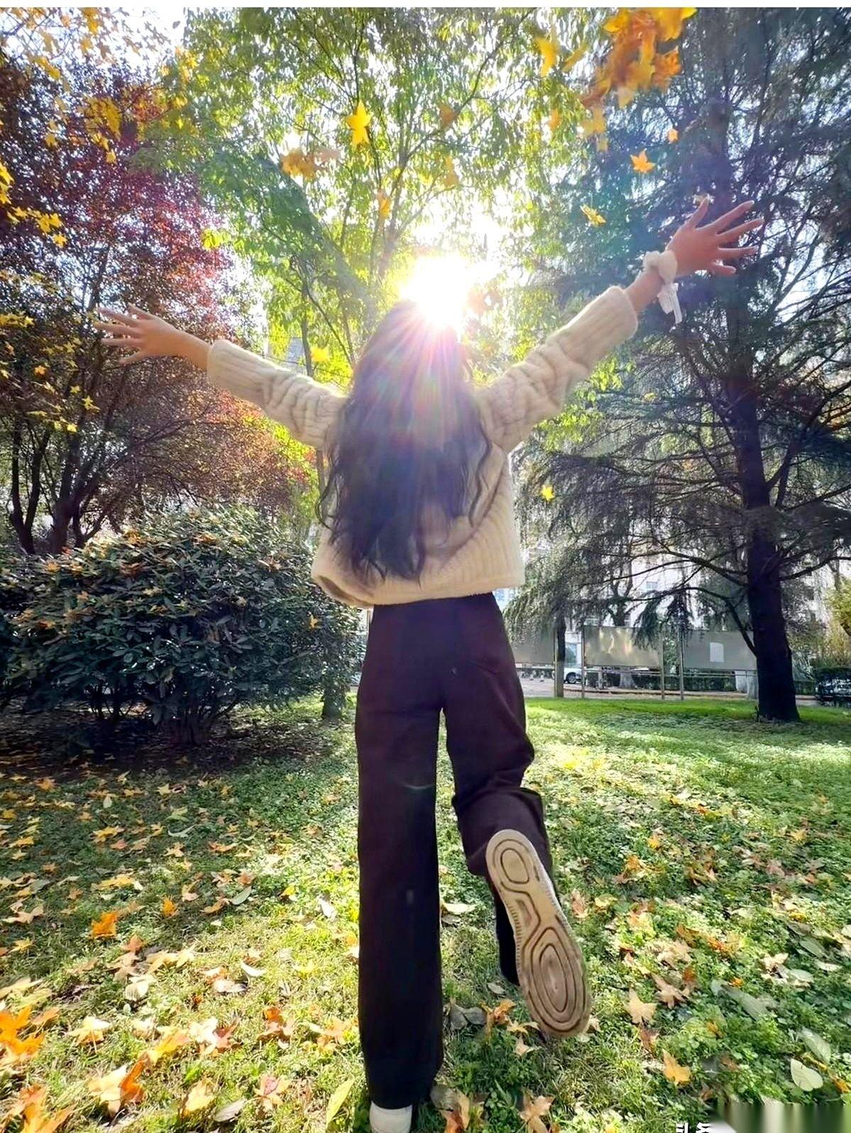 35岁的大姐，28岁的小妹。
中间还有俩。
一屋子四个闺女，没一个想嫁人。
把她