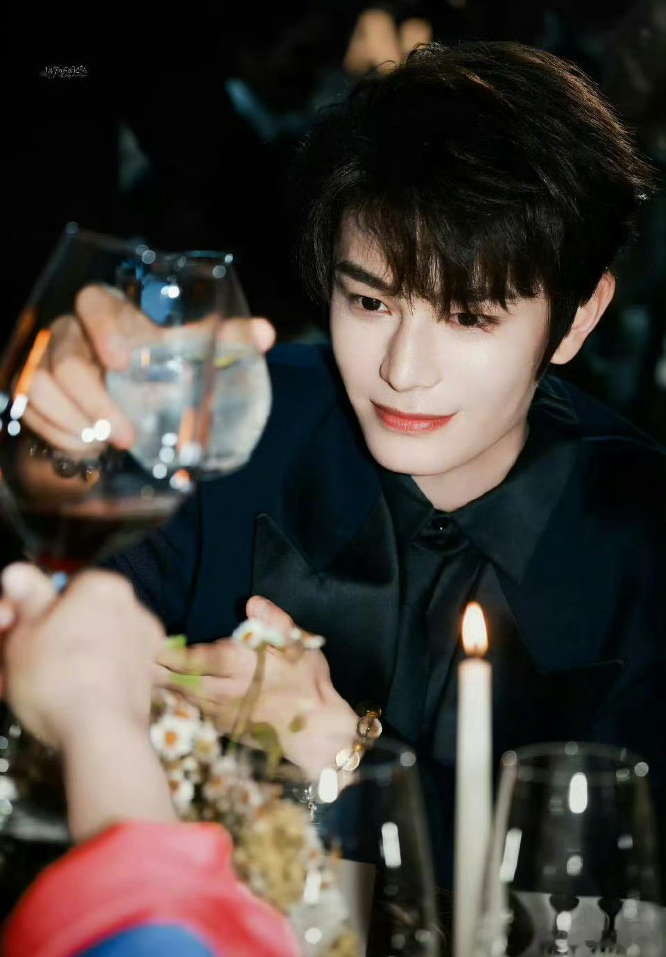 丁禹兮把水晶手串拆了送粉丝，丁禹兮你小子，是真的双向奔赴