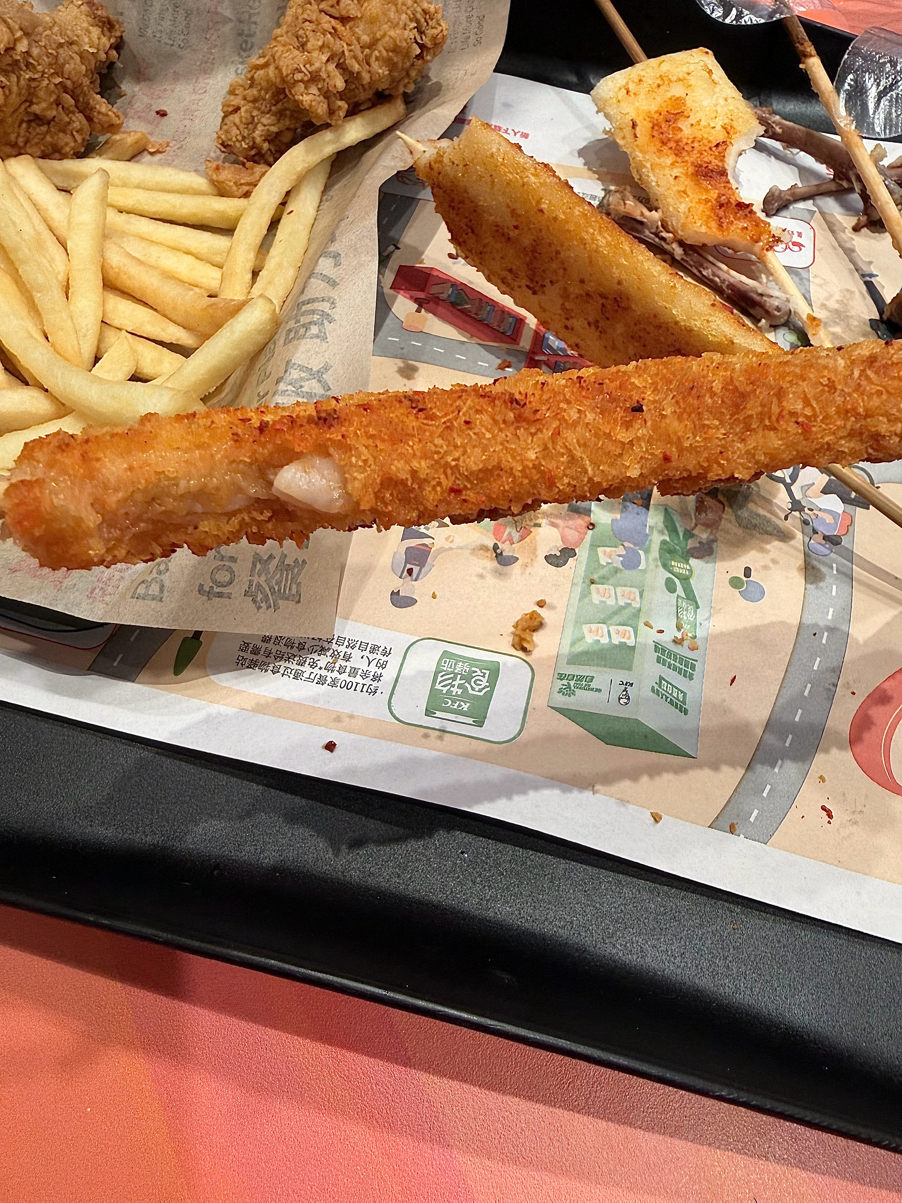 疯狂星期四一下！吃的很埋汰但是这个虾滑串好美味呀！夹杂着虾肉块 