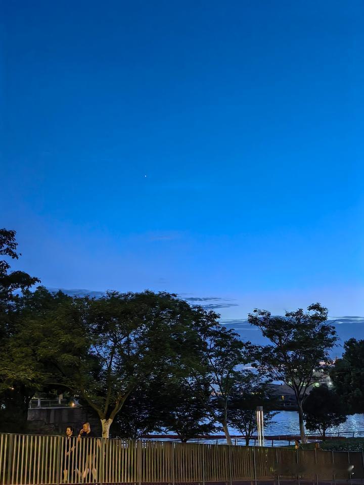 晚风吹
吃完饭。
家附近散步。
晚风徐徐。
天上有一颗星星。
如此耀眼。
希望自