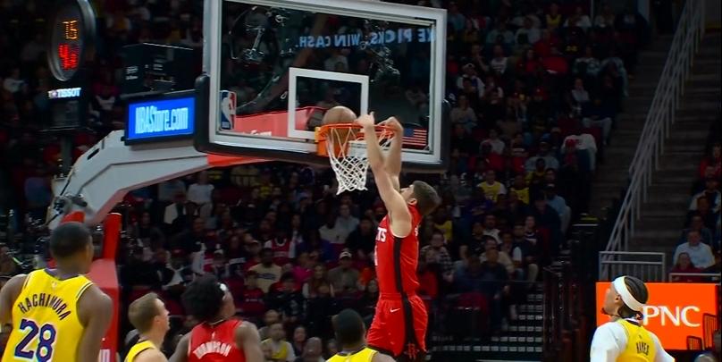 首节还剩7秒多，谢泼德弧顶持球，面对湖人内线海斯，一个突然的变向，直接晃过了对手