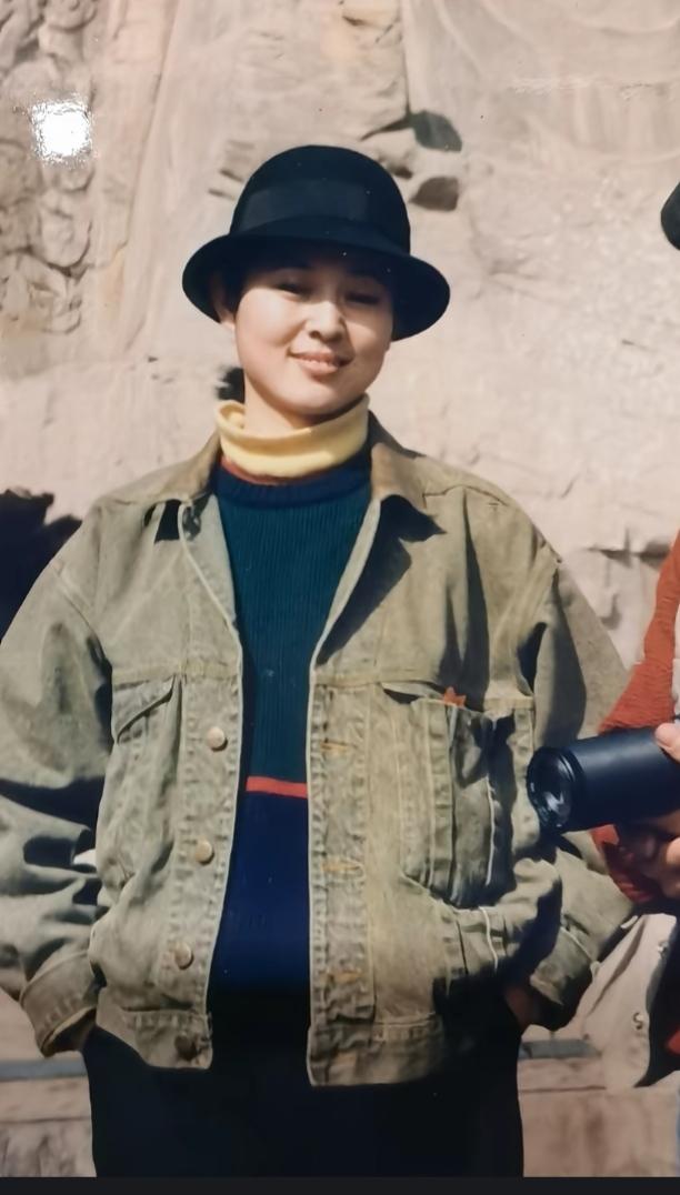 穿夹克戴帽子的年轻人在户外拍照。这是倪萍还是巩俐，大家认识吗？那时候真年轻漂亮小