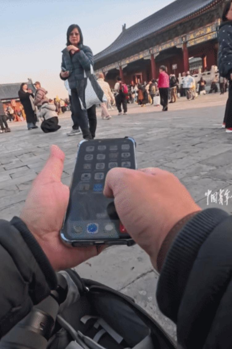 两岸一家亲！北京一男子给游客拍照，得知对方来自台湾省后！男子不仅拍照不收钱，还免