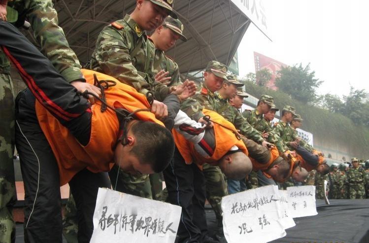 这种公审，
有震慑力！

重大罪犯例如贪污贩毒，完全可以这个模式。

因为不公审