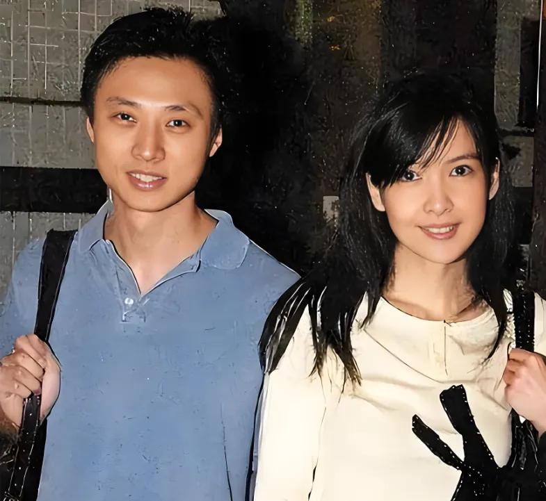 2008年，香港作家亦舒和侄子倪震发起一场骂战。亦舒远居加拿大，四十多岁时接受人