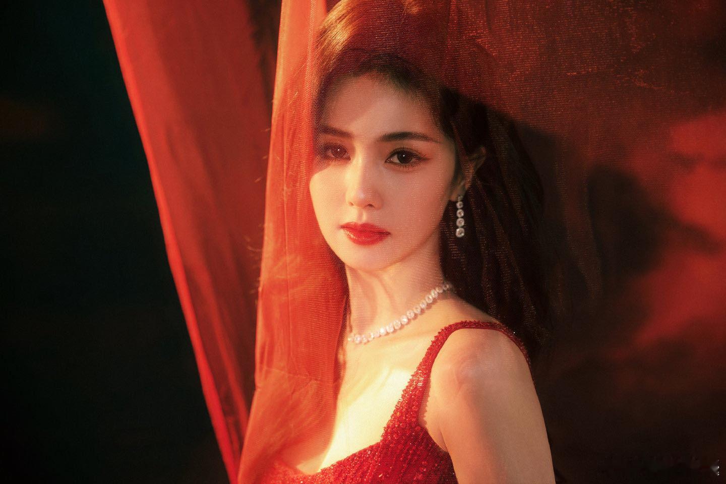 唐宫奇案之青雾风鸣 我的评分：白鹿熬夜追平唐宫奇案唐宫奇案 追剧人白鹿实锤！熬夜