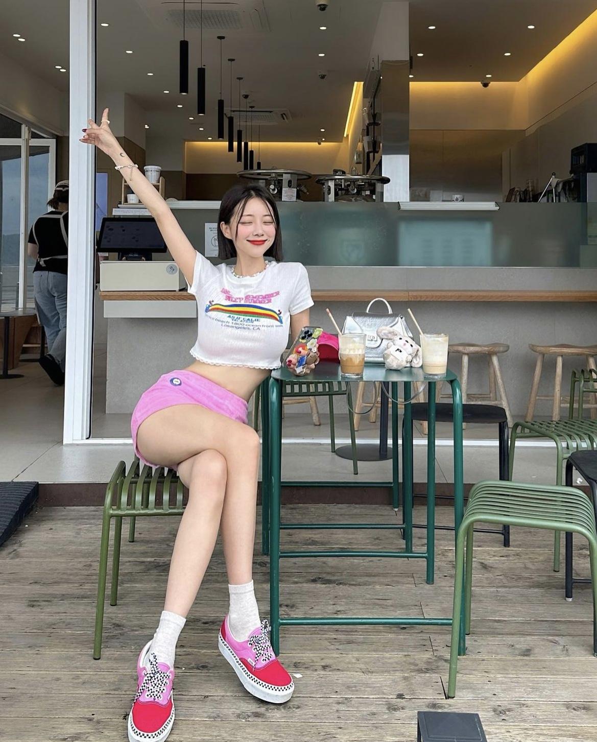 早秋的阳光总是那么宜人，让人忍不住想要穿上美美的衣服去享受它。今天，我要给大家分