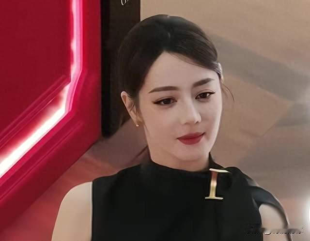 迪丽热巴一条黑裙刷屏，火的不是造型，是那一口“活人气”