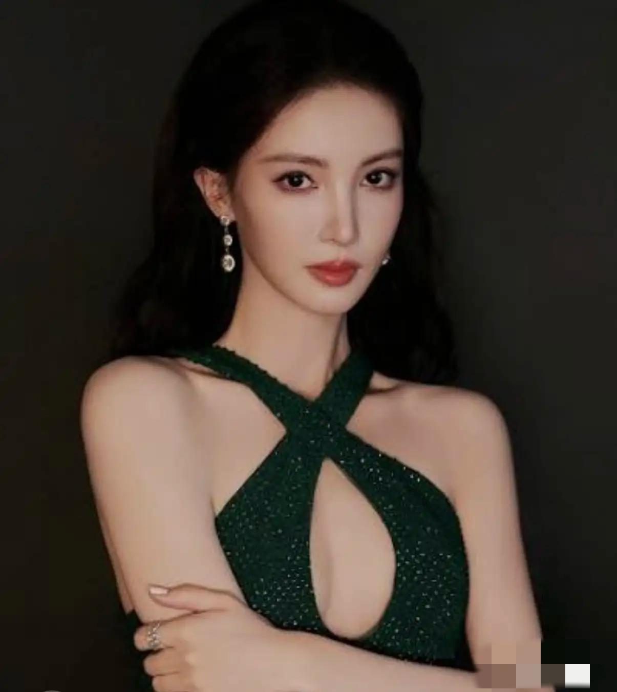 明星干啥都正常。肇事逃逸、顶缸，在娱乐圈丑闻频发的高地，金晨这个传闻即便是真的，