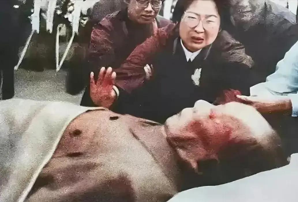 李敏扑向父亲悲痛大哭的这张照片，看哭了无数人，看着已经去世的父亲，李敏悲痛到了极