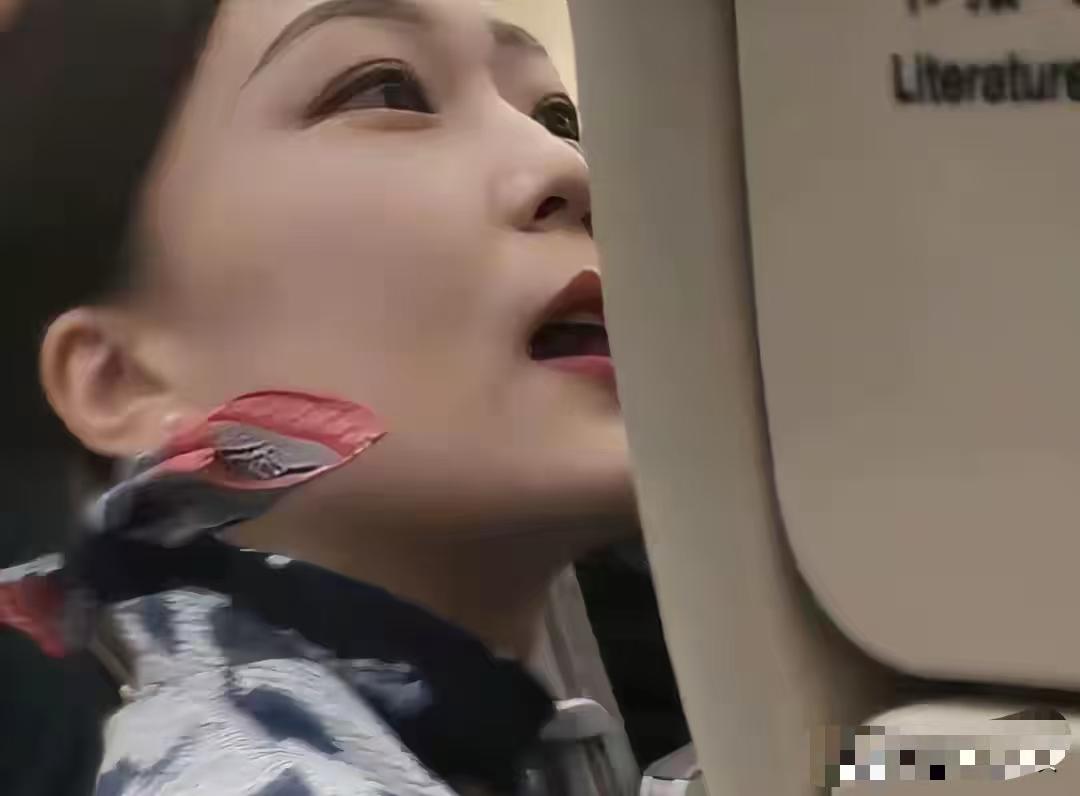 离谱！航班餐车碰到乘客手肘，空姐道歉后，男子不依不饶，竟要求踹空姐一脚找回平衡，