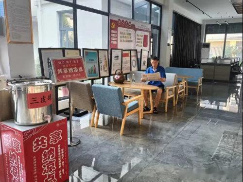 各平台骑手集体吹东风高温天出门谋生的基层从业者各有各的奔波辛苦，街边纳凉驿站全天