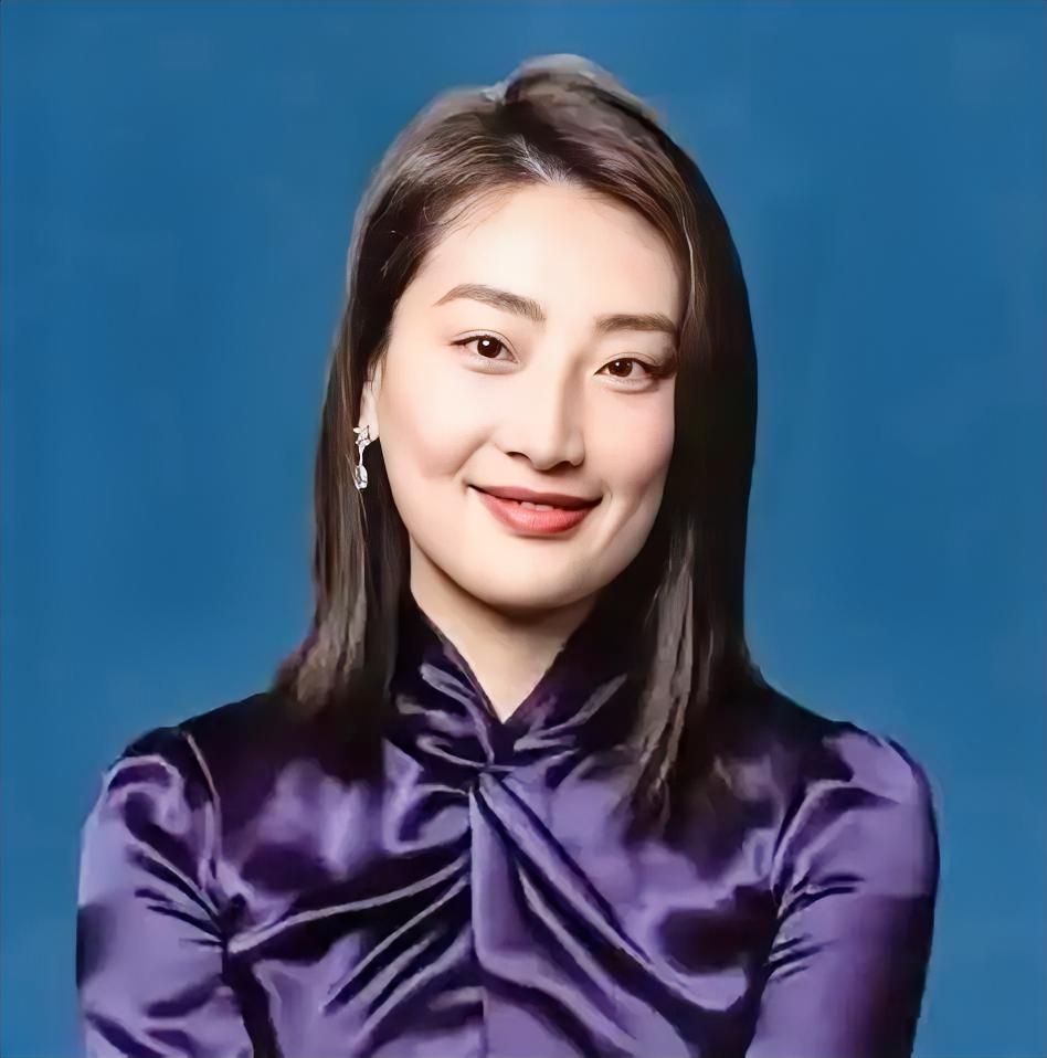 别再说宗馥莉翻不了身了，她辞掉哇哈哈董事长根本不是认输，反倒是下了步破局的狠棋。