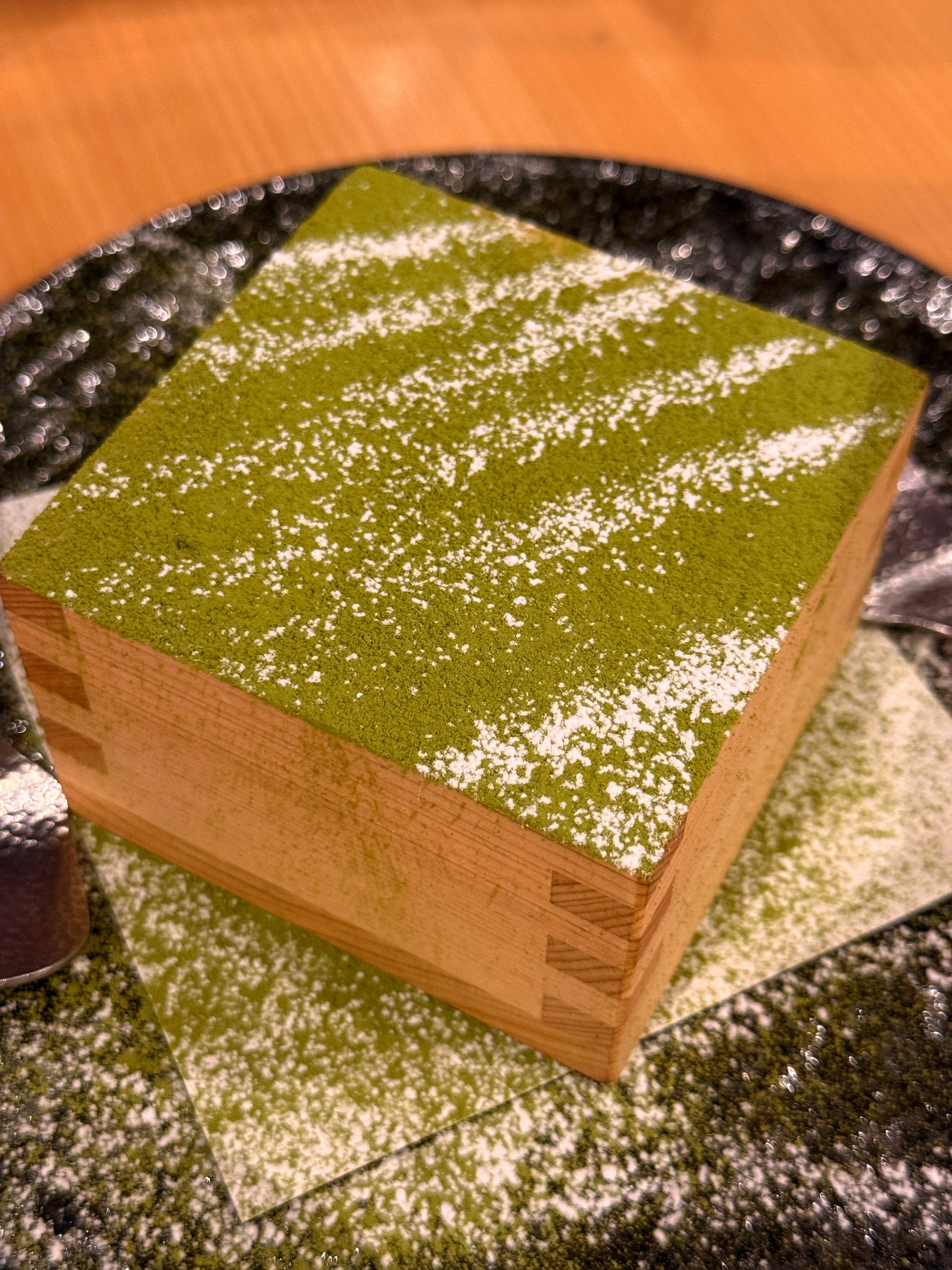 朴素的一餐 花了四百多没吃饱，小酱想再要一份鳗鱼烧鸟饭，一听要二百块，很懂事儿的