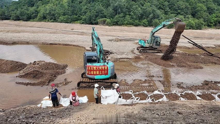 多方聚力驰援清原携手重建家园 “汛”速出击！清原土口子乡双线作战抢通民生道路。近