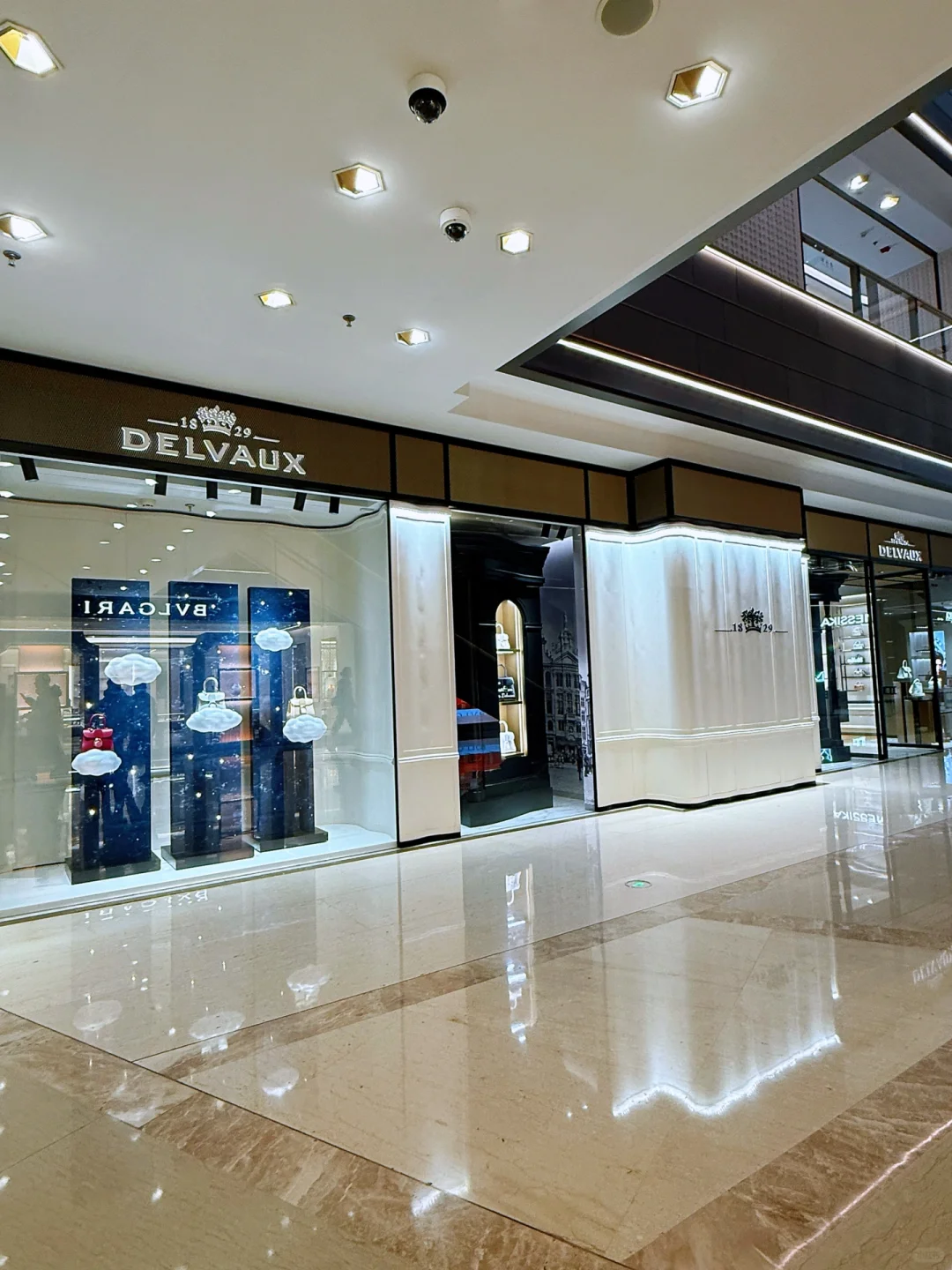 DELVAUX 德尔沃11年8城12店，古董级奢牌