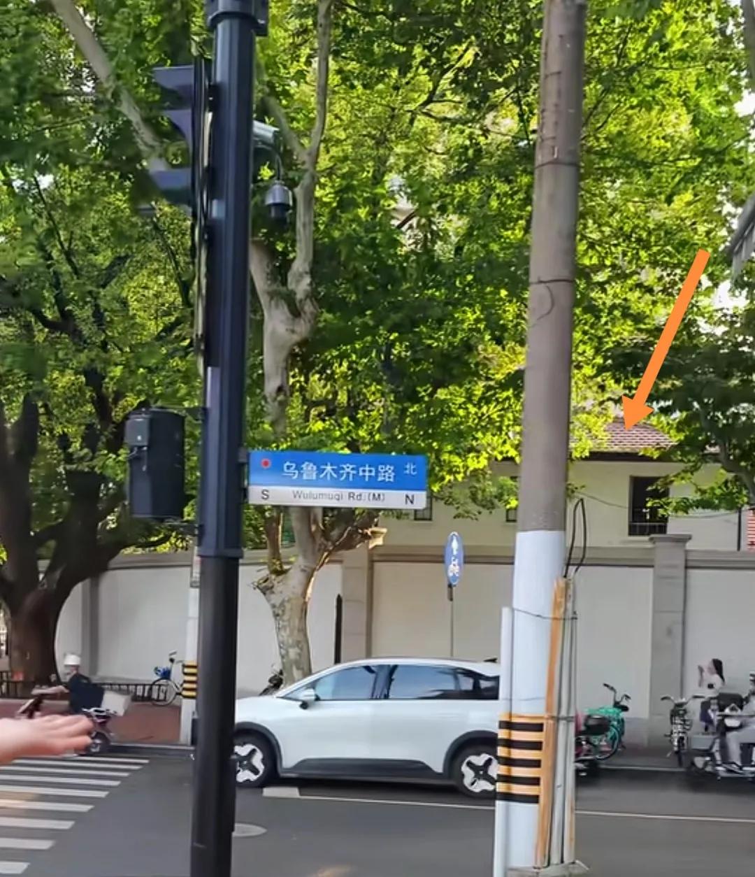 驻上海美国领事馆和伊朗领事馆仅隔一条马路。