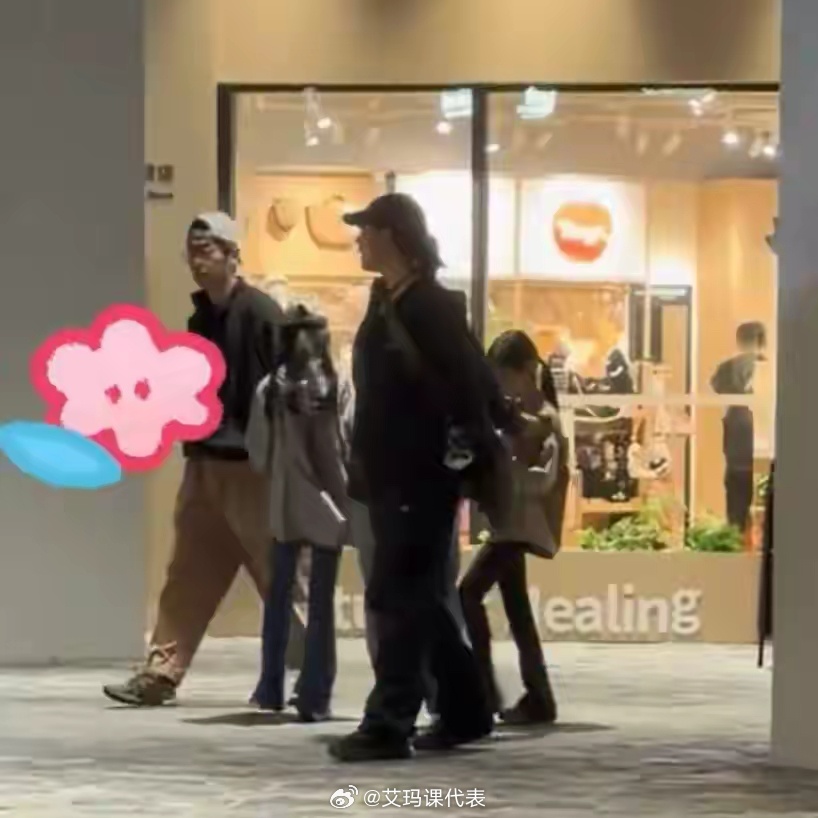 网友偶遇朱亚文一家四口朱亚文两个女儿腿长 网友偶遇朱亚文一家四口，两个女儿这么大