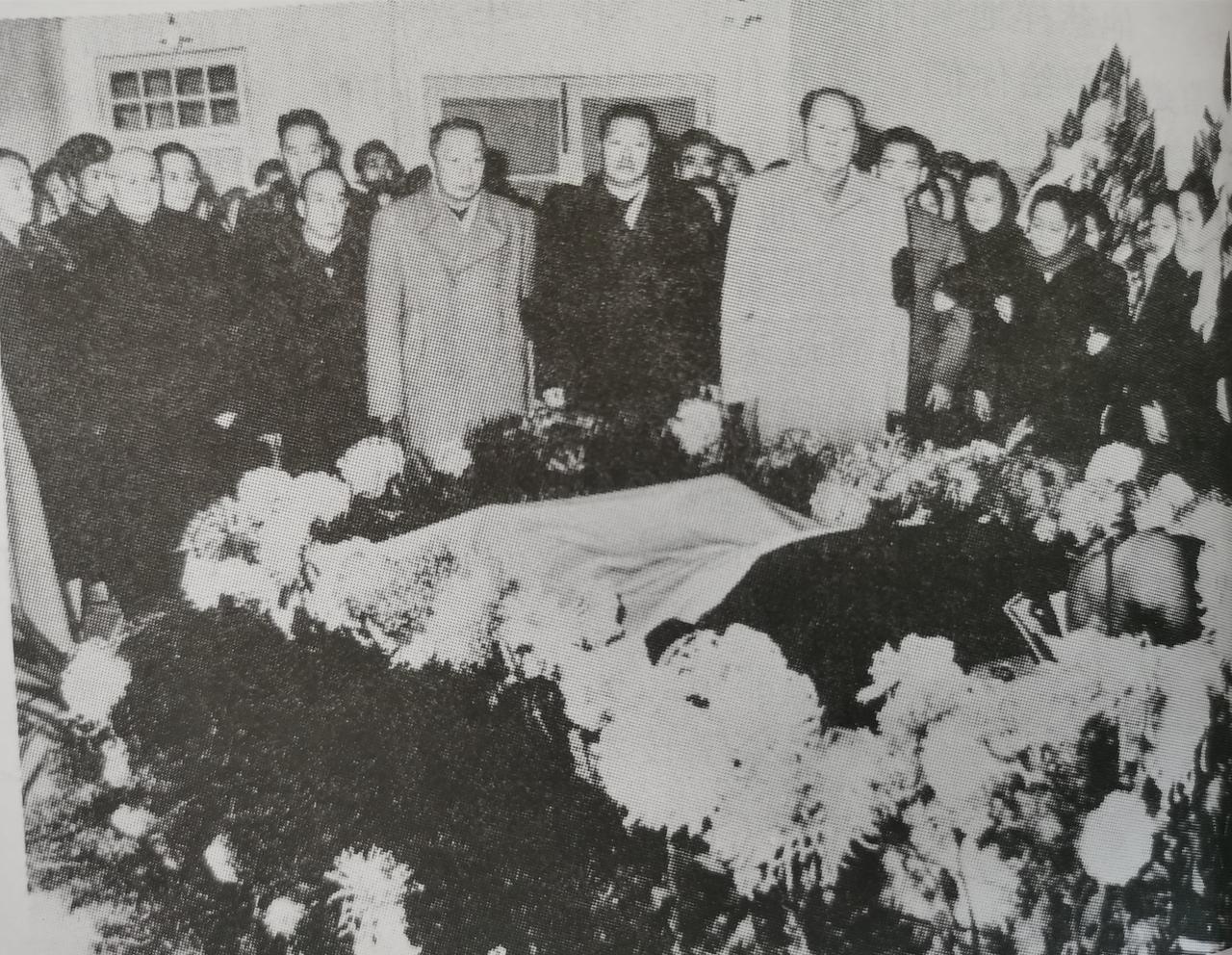 1963年12月16日，举国悲痛，三军痛哭，日月失色，天地无光。君今不幸离人世，