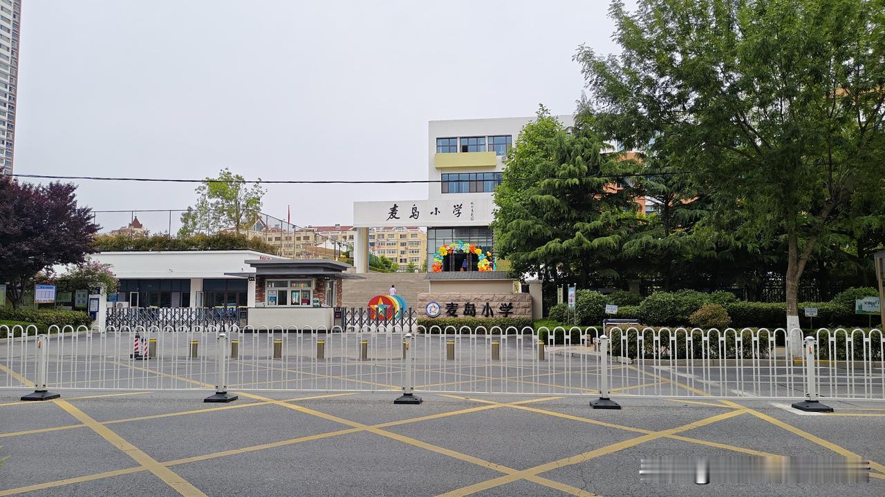 六一儿童节路过青岛麦岛小学，瞬间被校门口的气球阵拿捏住了氛围感🎈。五颜六色的气