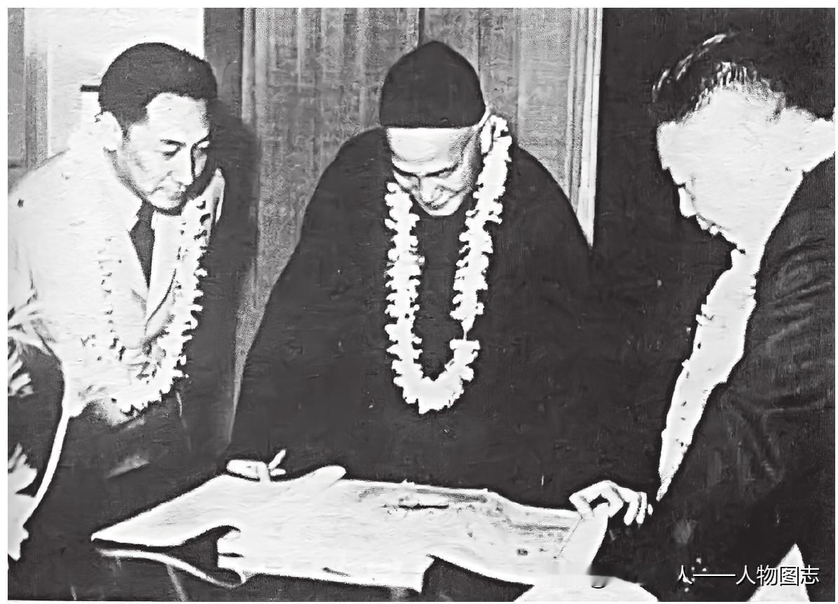 蒋纬国（左）、蒋经国（右）与蒋介石一起翻阅族谱