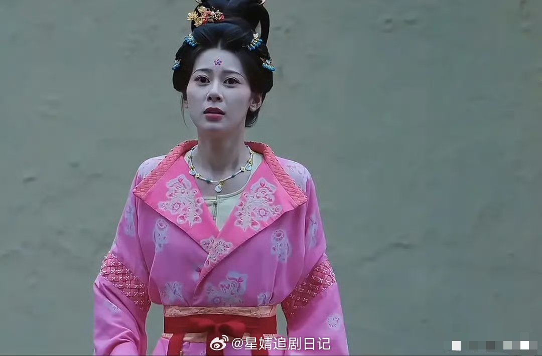 御廷谣这服装真绝了。很难找到配色花色这个奇葩的。 