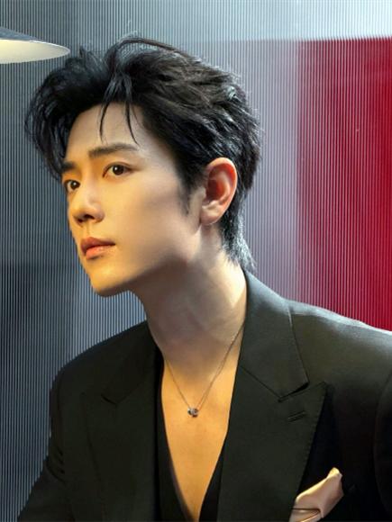 终于知道：
为什么有那么多人喜欢肖战？
他太会和自己相处了！

参与品牌直播时，