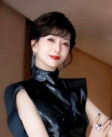 1975年，21岁的赵雅芝嫁给了31岁的香港名医黄汉伟，婚后仅三年，赵雅芝便与已