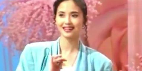 1992年央视春晚后台，侯勇第一次见到陶慧敏，心里直呼“惊为天人”。那会儿陶慧敏