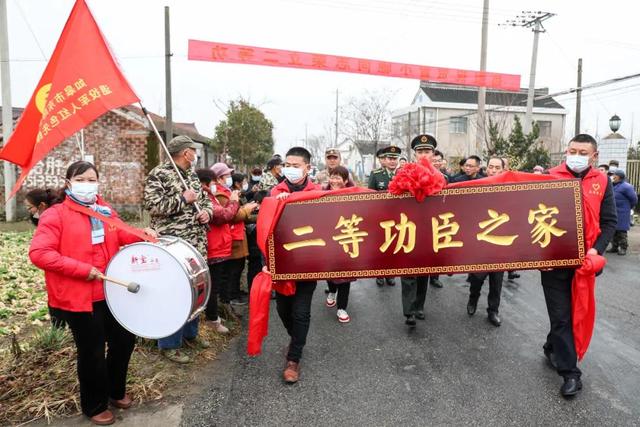 大河健康报 曾被洪水卷走的95后抗洪战士，收到喜报！奖金这样处理了