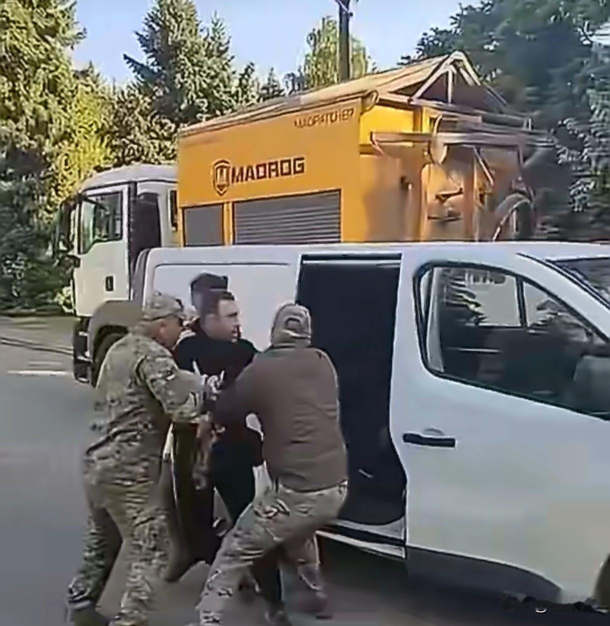 乌克兰男子拒强制征兵，敖德萨征兵中心当场自爆，场面惊险吓人
 
敖德萨征兵中心突