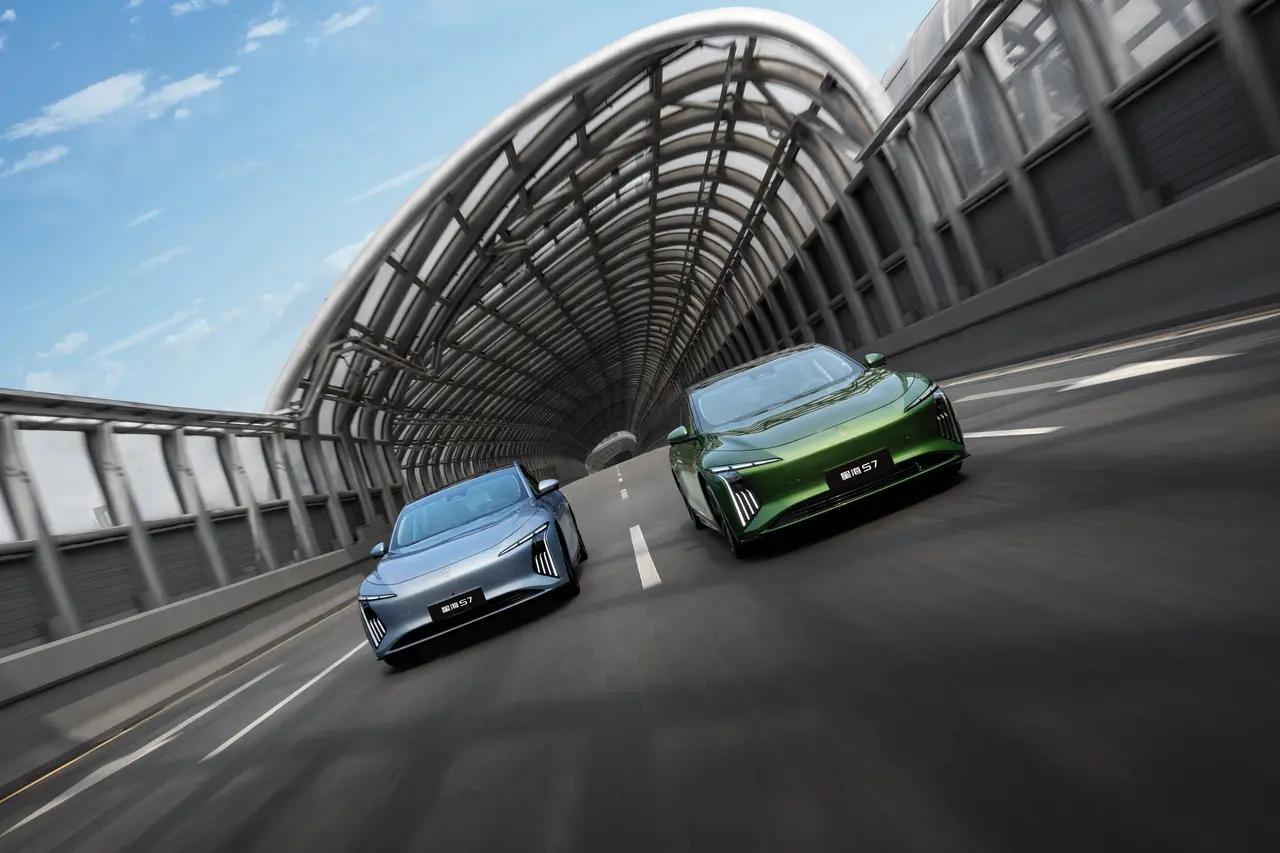 星海S7的外观设计绐人印象深刻，押有简洁而富有侵略性的车身线条及封闭式中网，外观