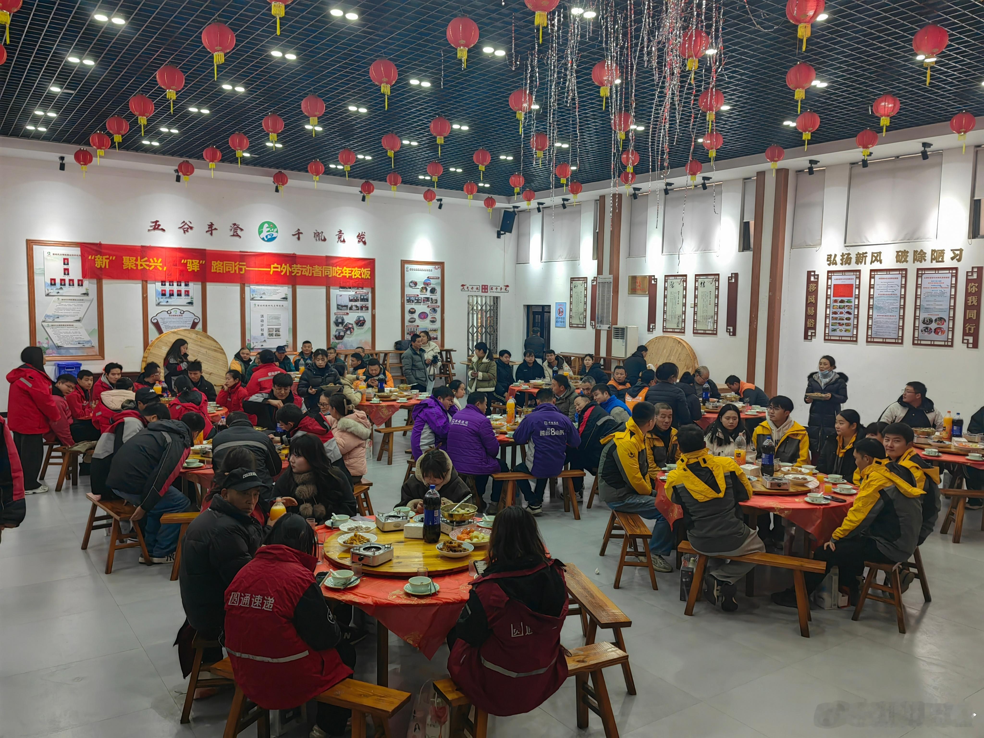 浙江守护户外劳动者有多暖烟火气里藏着最实在的温暖！110余名户外劳动者围坐一桌，