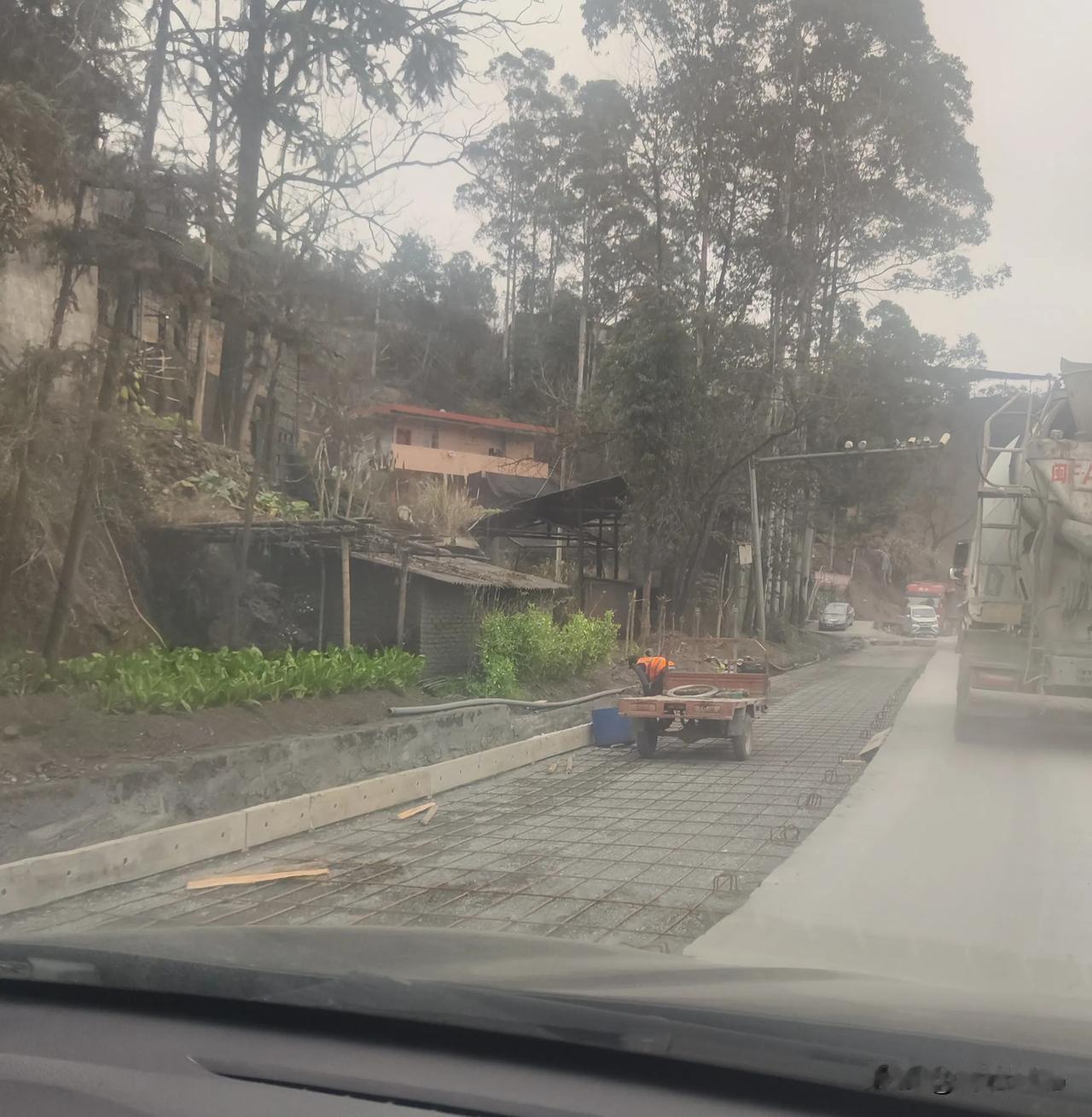 道路千万条，皮实是头条！
现在修路着实是动真格下狠劲了。坐标福建龙岩市，通往乡镇