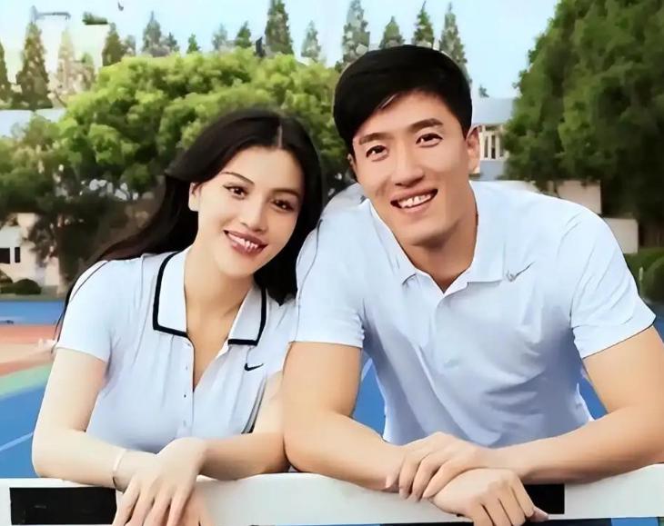 平凡不是标签，野草也敢长，谁在悄悄拔尖。
我租的小区门口有个保安大哥，天天穿制服