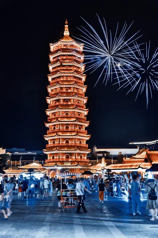 最近宿迁文旅这波操作太秀了！有网友建议邀请何润东穿霸王战袍回宿迁给苏超站台，宿迁