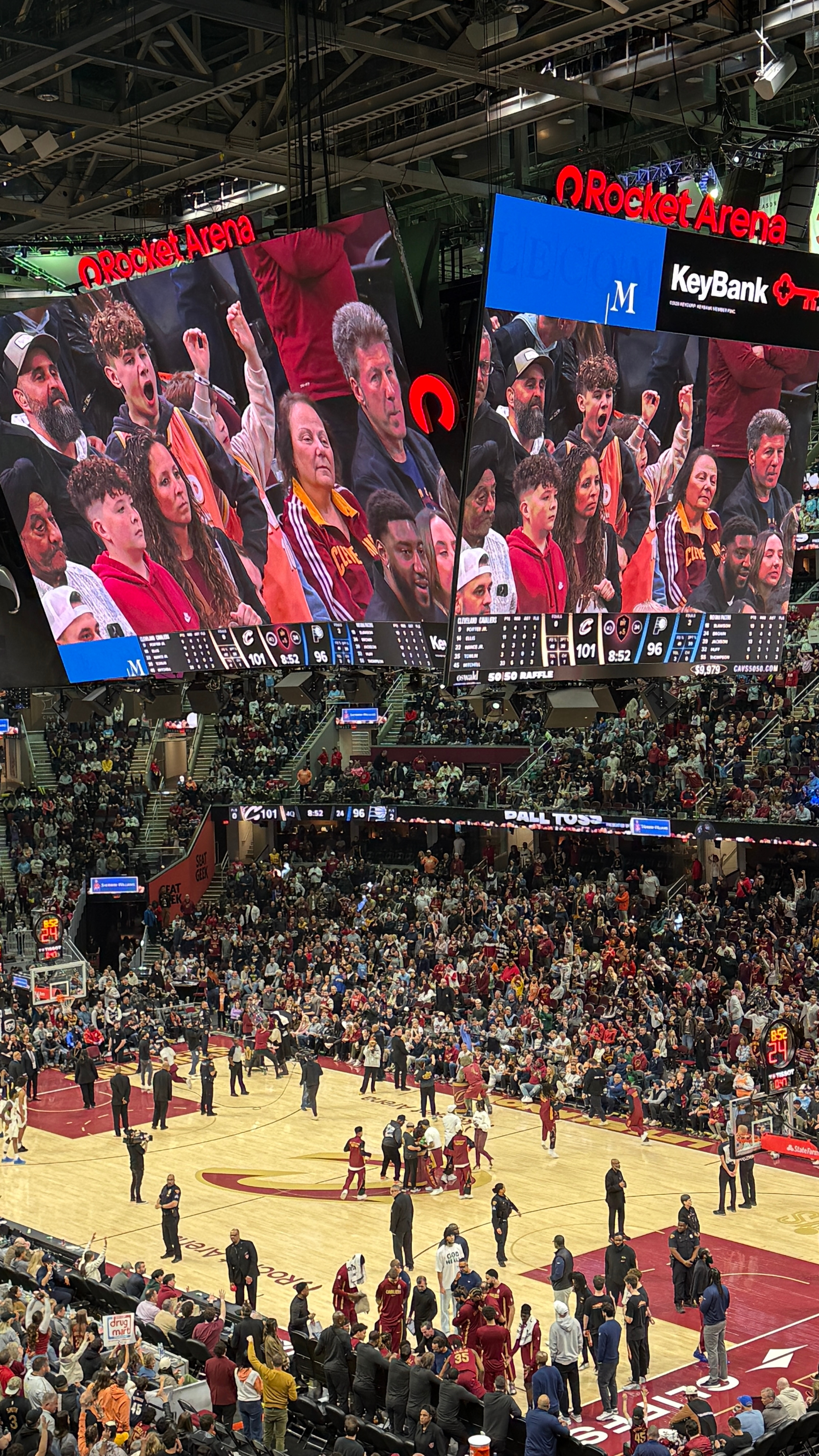 骑士没有两个内线，和摆烂的步行者二队打的难解难分，达到了练兵的效果。 