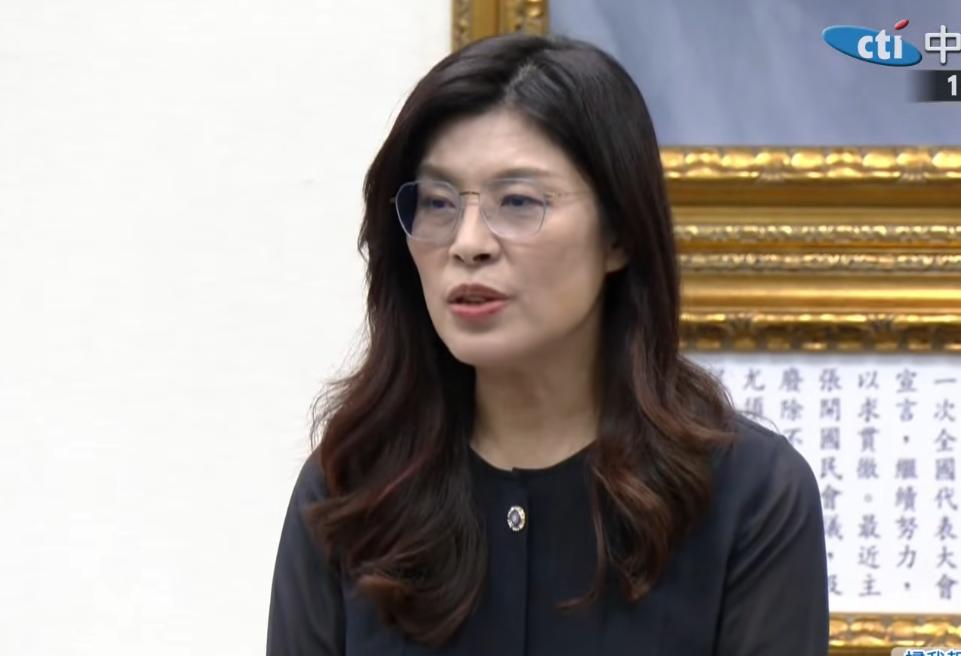 郑丽文在11月12日召开的国民党“中常会”上宣布了一个非常重要的决定，表示自己要