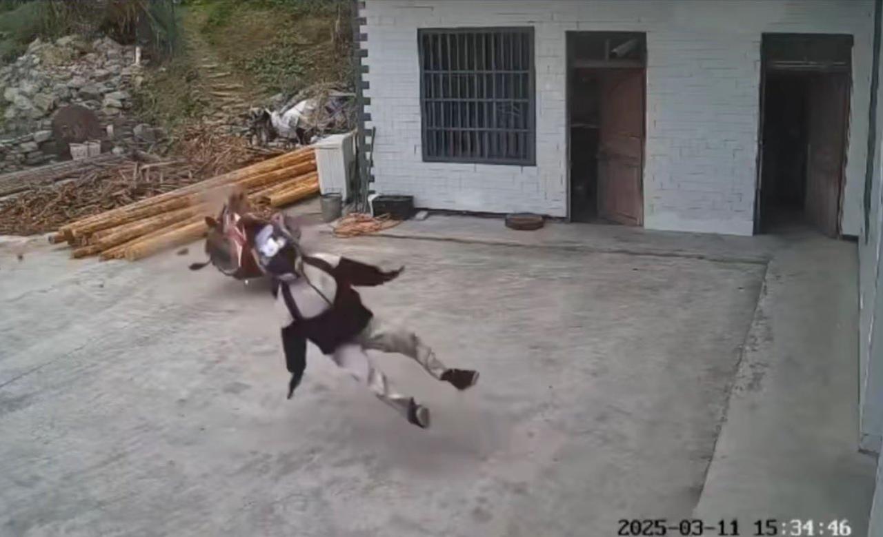 湖北恩施一男子，驾驶摩托车失控，径直飞入百姓家中，场面惊险堪比好莱坞大片。事后该