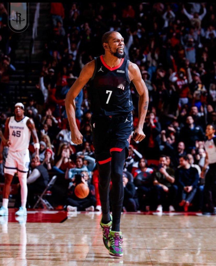 【杜兰特仍在像名酒一样优雅地老去】杜兰特在最近3场比赛中全部砍下至少30分，这段