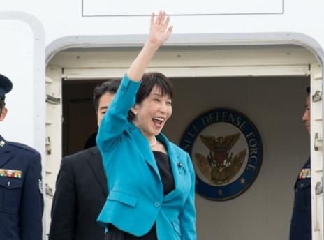 谁还觉得放行高市早苗专机是咱们吃亏了？你们真看懂深层博弈了吗！鹰派政客乖乖提交书