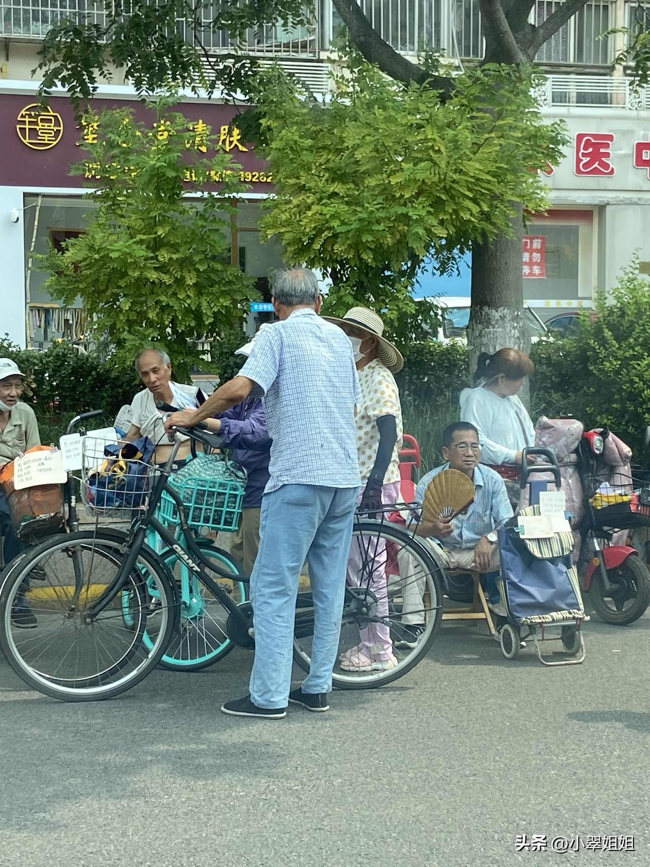 今天坐车路过金纬路，看到金纬路车站附近，很多焦虑的家长徘徊在这里，都愁眉苦脸的！