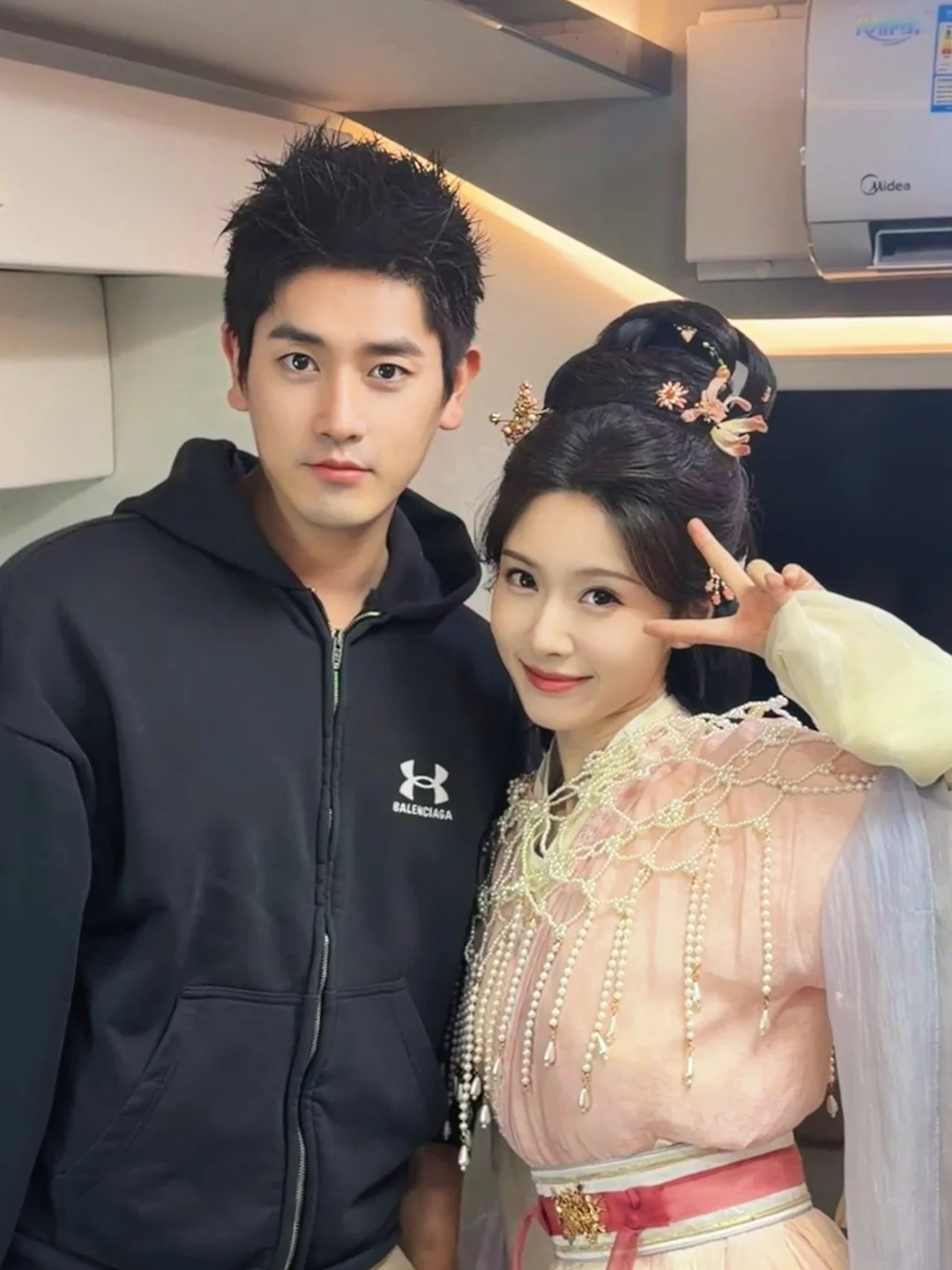 有个会演戏的朋友 是种什么体验？