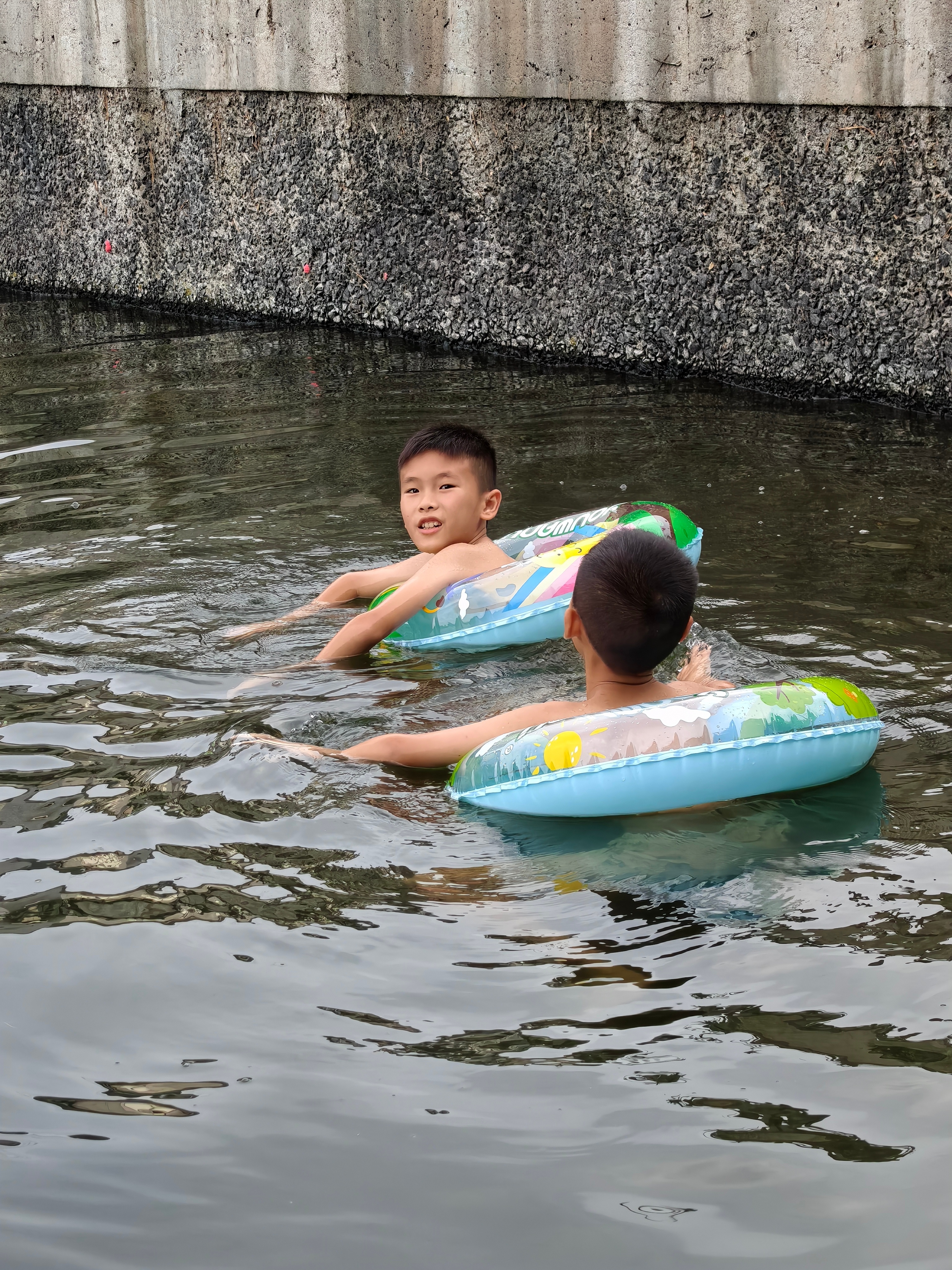 现在的小学生已经是庞然大物了非也非也我家的两个小学生不仅瘦的不行也是小小的不过他
