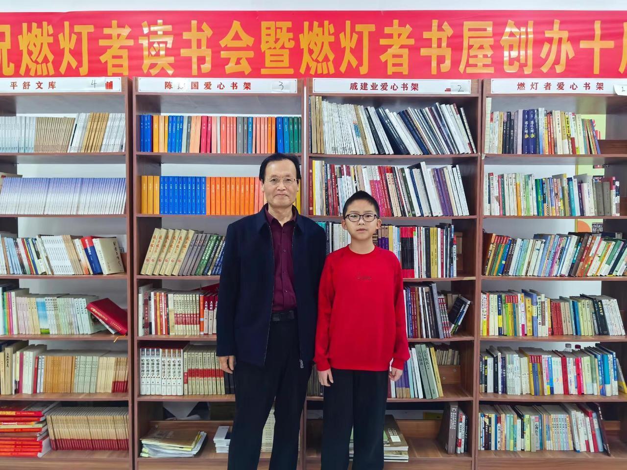 3月1日下午，大城四小六年级学生魏子墨跟妈妈一起来燃灯者书屋读书，并与哥哥魏子瀚