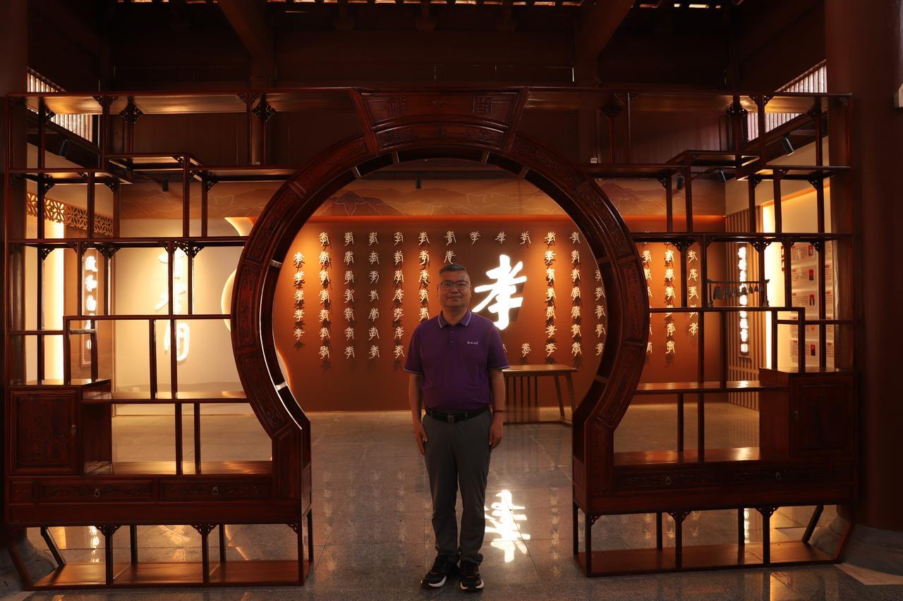 6、他乡的炊烟
 李家宁(福建)
在城市的夹缝里游走，
心像漂泊的孤舟。
直到那